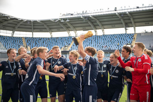 Spelarna i Utsikten jublar