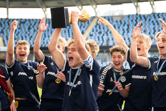 Spelarna i Utsikten jublar