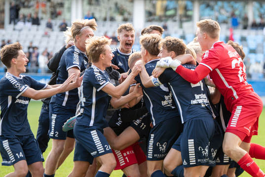 Spelarna i Utsikten jublar