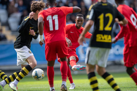 En spelare i Right To Dream skjuter