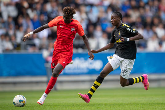 AIK´s Joffery Ngambaka och en spelare i Right To Dream