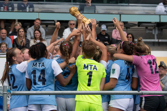 Spelare i Minnesota Thunder Academy jublar