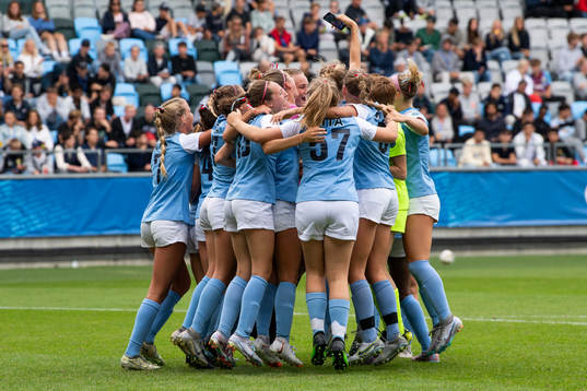 Spelarna i Minnesota Thunder Academy jublar