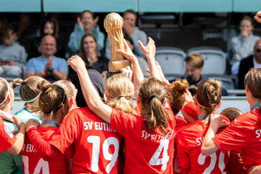 Spelare i SV Eutingen jublar