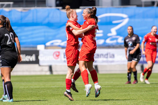 spelare i SV Eutingen jublar