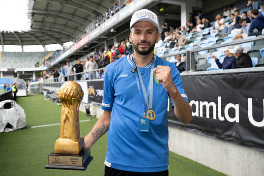 En tränare i ED Moratalaz poserar med pokalen