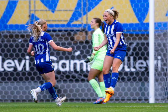IFK Göteborgs Leia Molund och Ebba Fjordskär  jublar