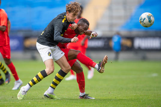 AIK´s Gabriel Söder i duel med en spelare i Right To Dream