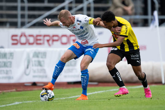 Värnamos Freddy Winsth och Häckens Momodou Lamin Sonko