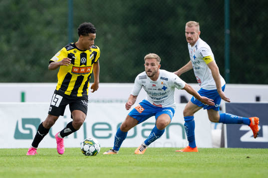 Häckens Momodou Lamin Sonko och Värnamos Albion Ademi