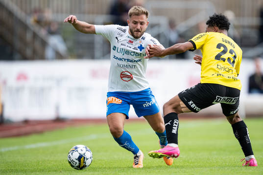 Värnamos Albion Ademi och Häckens Momodou Lamin Sonko