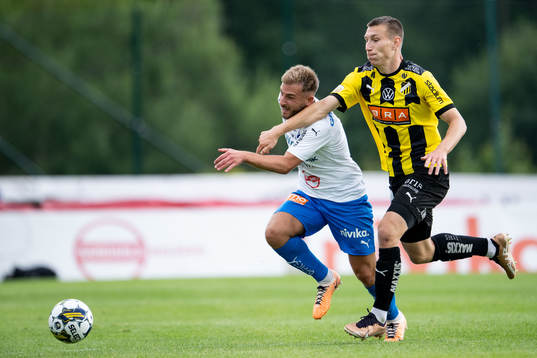 Värnamos Albion Ademi och Häckens Kristoffer Lund Hansen