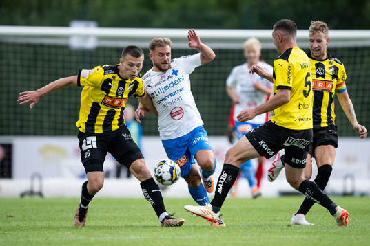Värnamos Albion Ademi mot Häckens Kristoffer Lund Hansen,