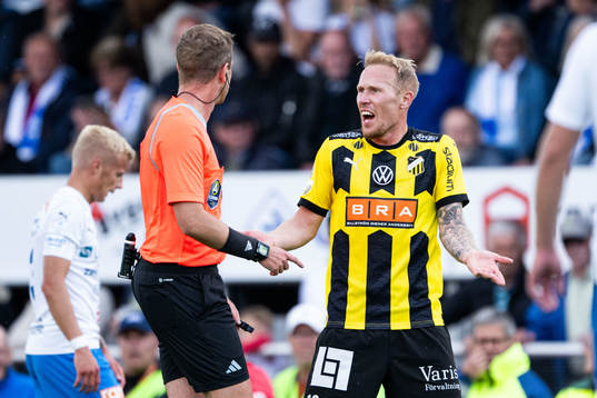 Häckens Mikkel Rygaard Jensen reagerar mot Domare Richard
