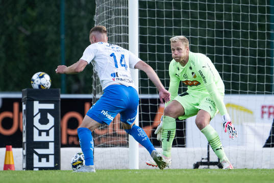 Värnamos Gustav Engvall och Häckens målvakt Peter