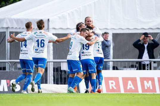 Värnamos Simon Thern jublar med lagkamrater