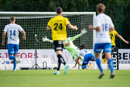 Värnamos Simon Thern gör 1-0 bakom Häckens målvakt