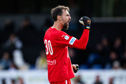 Värnamos målvakt Pilip Vaitsiakhovich jublar