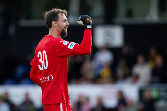 Värnamos målvakt Pilip Vaitsiakhovich jublar