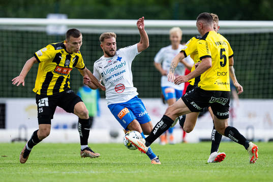 Häckens Kristoffer Lund Hansen och Värnamos Albion Ademi