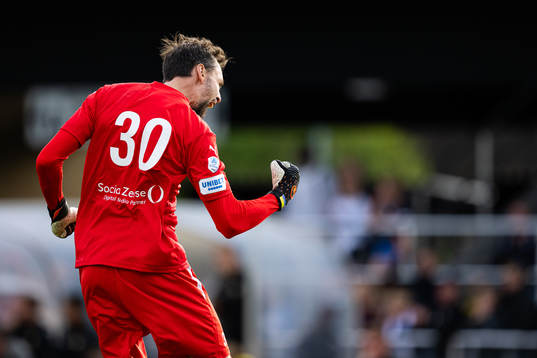 Värnamos målvakt Pilip Vaitsiakhovich jublar