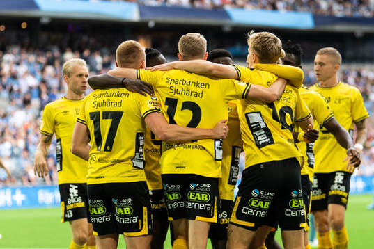 Elfsborgs Alexander Bernhardsson jublar med lagkamrater