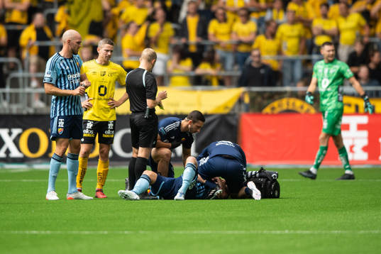 Djurgårdens Hampus Finndell har ont och får vård