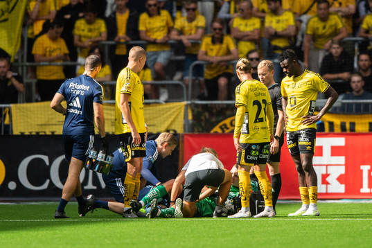 Djurgårdens Joel Asoro och Elfsborgs målvakt Hakon