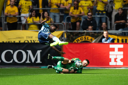 Djurgårdens Joel Asoro och Elfsborgs målvakt Hakon