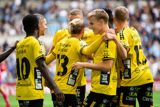 Elfsborgs Jeppe Møldrup Okkels jublar med lagkamrater