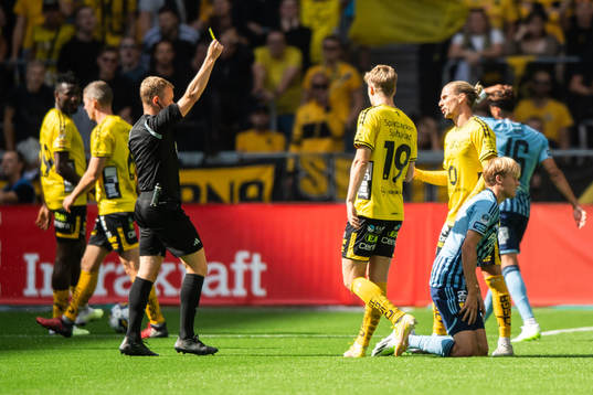 Elfsborgs Niklas Hult tilldelas gult kort av Domare Fredrik