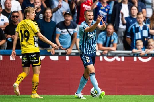 Djurgårdens Piotr Johansson reagerar