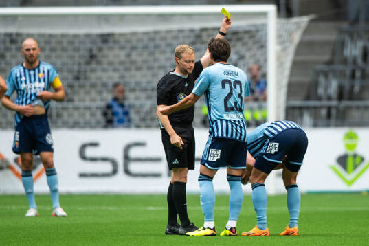 Djurgårdens Rasmus Schuller tilldelas gult kort av Domare