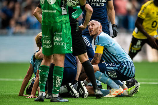 Djurgårdens Oskar Fallenius har ont och Magnus Eriksson