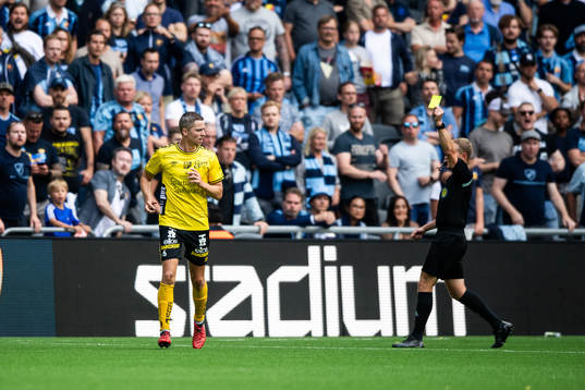 Elfsborgs Andre Ibsen Rømer tilldelas gult kort av Domare