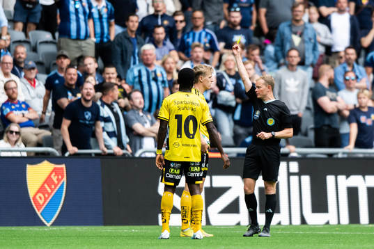 Elfsborgs Jeppe Møldrup Okkels tilldelas gult kort av