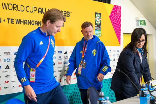 Press officer Fredrik Madestam and head coach Peter