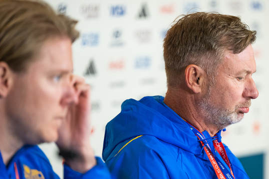Press officer Fredrik Madestam and head coach Peter