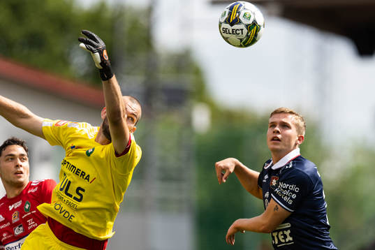 Skövde AIKs målvakt Markus Fröjd och Örgrytes Isak