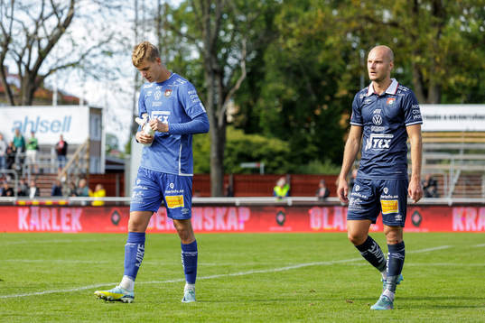 Örgrytes målvakt Mathias Nilsson och Jonathan Drott deppar