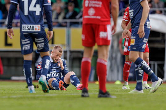 Örgrytes Nicklas Bärkroth  deppar