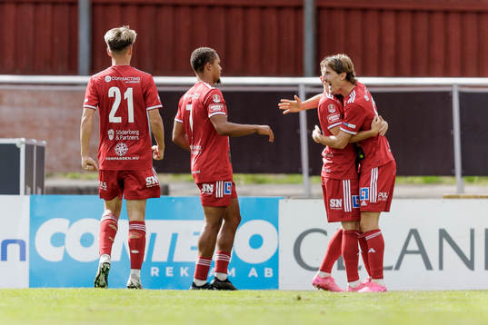 Skövde AIKs Hugo Engström jublar