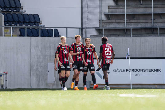 Östersunds Malcolm Stolt jublar med lagkamrater