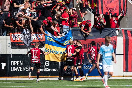 Östersunds Myroslav Mazur jublar med lagkamrater