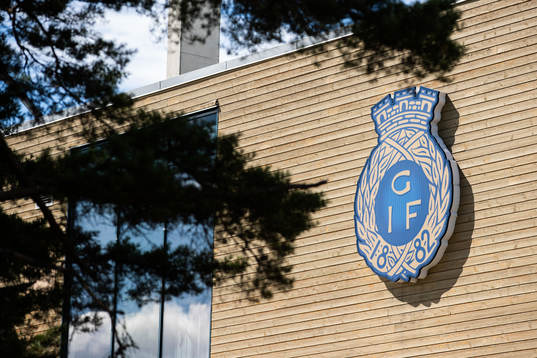 Gefles klubbmärke på Gavlevallens fasad