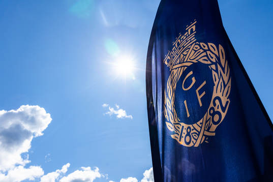 Gefles klubbmärke på en flagga