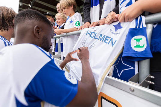 IFK Norrköpings Maic Sema skriver autografer