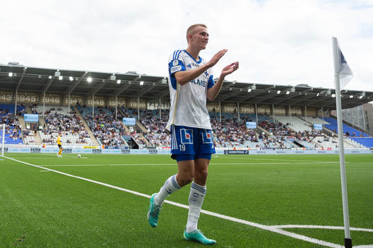 IFK Norrköpings Victor Stange Lind lämnar planen