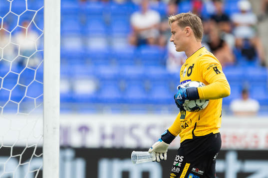 Degerfors målvakt Sondre Lovseth Rossbach slänger iväg