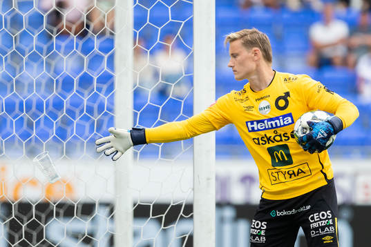 Degerfors målvakt Sondre Lovseth Rossbach slänger iväg